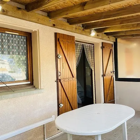 Dom wakacyjny Petite Maison Avec Terrasse En Bord De